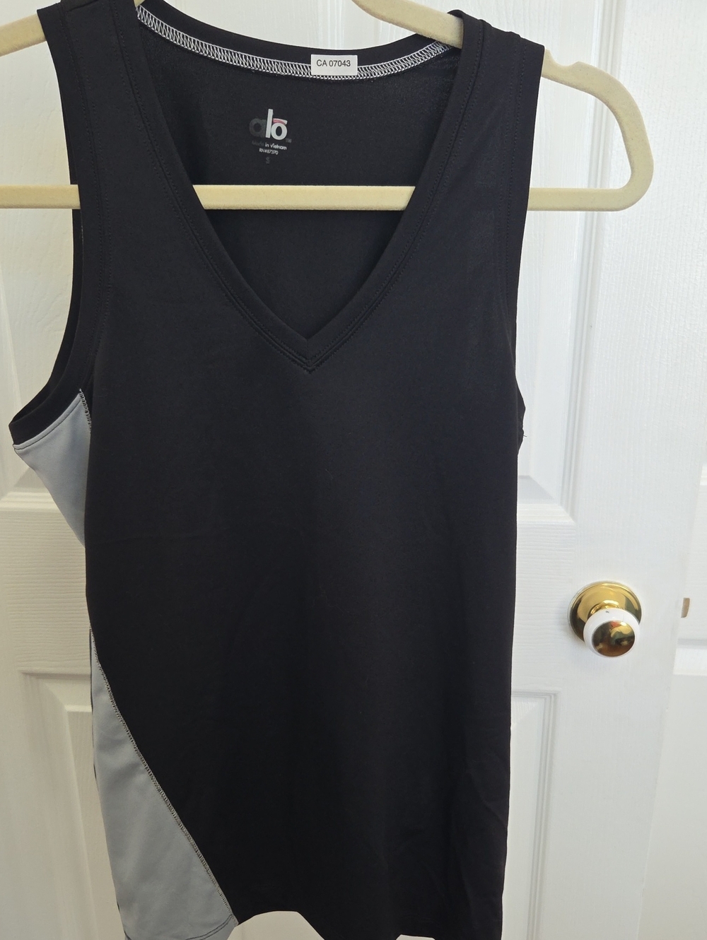 ALO Yoga Black V-Neck Tank with Gray Side Panel Size Small